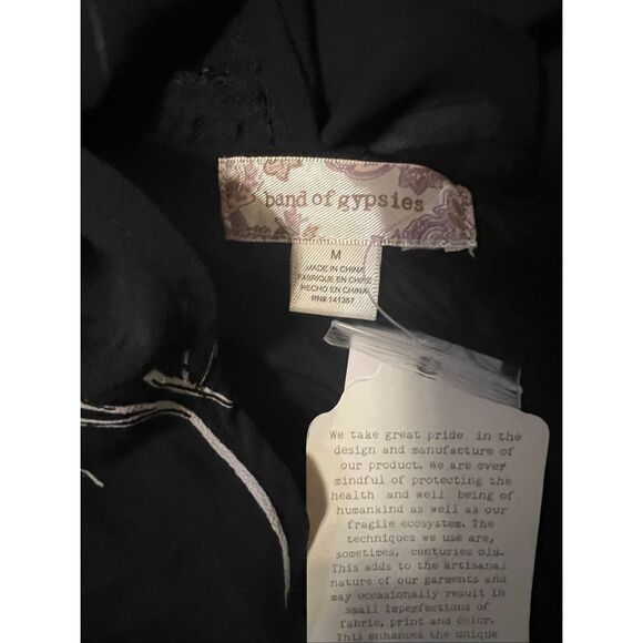 NWT Band of Gypsies Black & White Flirsl Swing Top w/ Lace Neckline M - Picture 4 of 6